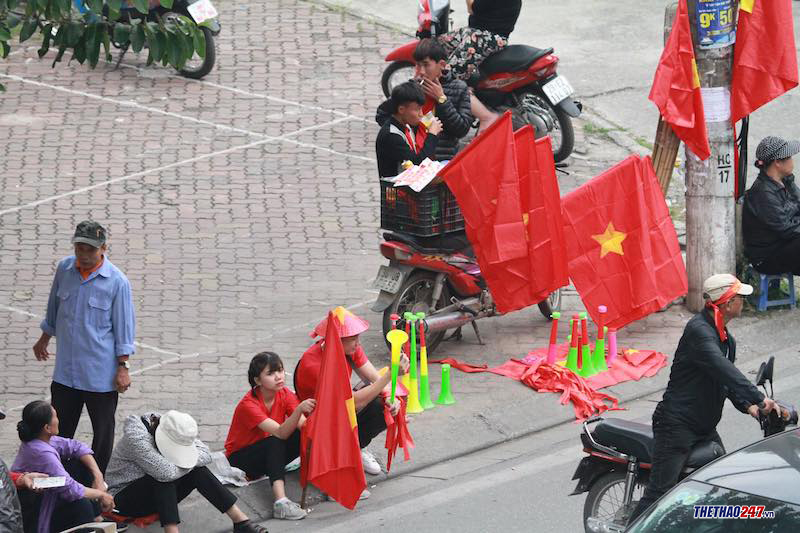 Những bạn trẻ kinh doanh cờ quạt đã bày bán từ rất sớm trực tiếp Việt Nam vs Campuchia, xem Việt Nam vs Campuchia ở đâu, link xem Việt Nam vs Campuchia, Việt Nam vs Campuchia, AFF Cup 2018